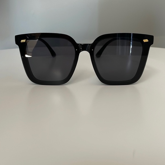 OVERSIZED SUNGLASSES BLACK with CASE - Picture 3 of 8